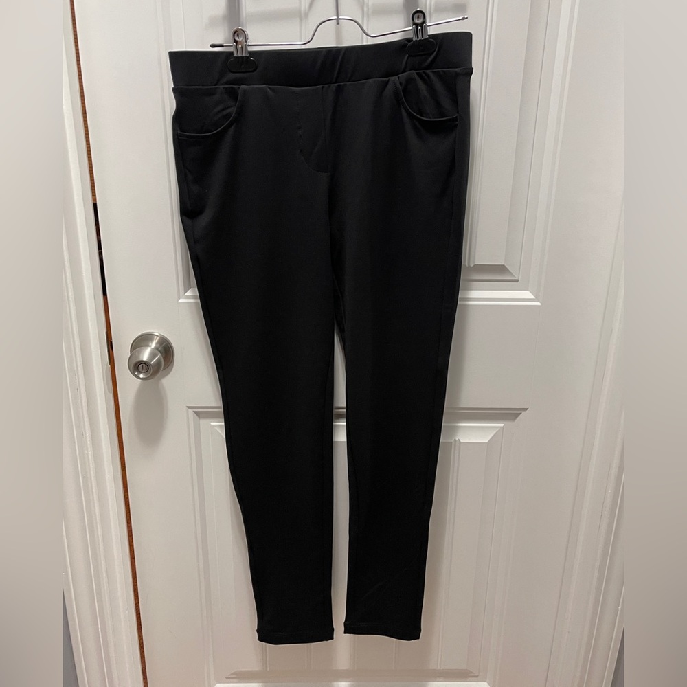 Leggings that have fake pockets, so that you can wear them to work! So cute!